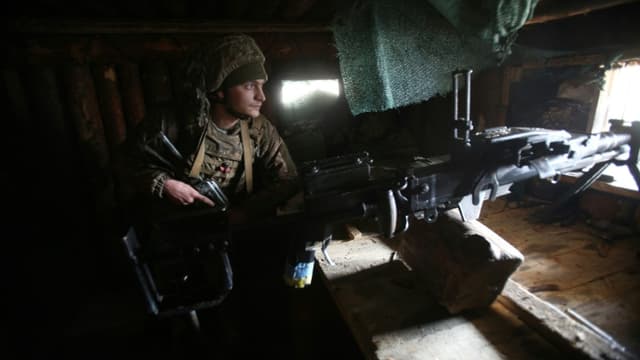 Un soldat ukrainien dans sa position près de la localité de Schastia, face aux séparatistes prorusses dans l'est de l'Ukraine, le 23 février 2022
