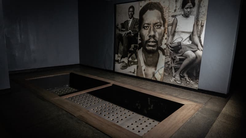 Une vue générale de photos de victimes du génocide à côté d'une tombe au mémorial du génocide de Murambi à Nyamagabe, dans le sud du Rwanda, le 21 avril 2022. Quatre mémoriaux du génocide de 1994 au Rwanda de plus de 800 000 personnes, principalement des Tutsis, ont été ajoutés au patrimoine mondial de l'UNESCO. Liste du patrimoine mondial mercredi, a annoncé l'organisme culturel de l'ONU.