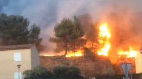 Les flammes ont atteint jeudi matin les portes de Vitrolles, dans les Bouches-du-Rhône, sous le regard incrédule des riverains.