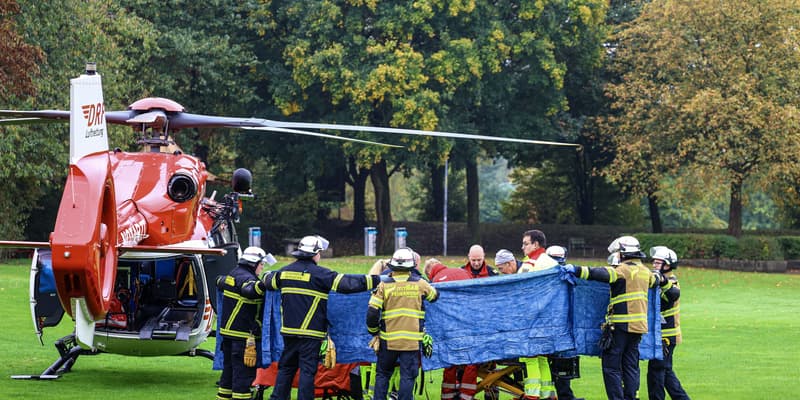 Des pompiers et des secouristes transportent Iris Stalzer, nouvelle maire de Herdecke, sur une civière avant son évacuation par hélicoptère à Herdecke, dans l'ouest de l'Allemagne, le 7 octobre 2025