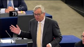 "Je suis en texting" avec Tsipras, s'énerve Juncker devant les eurodéputés