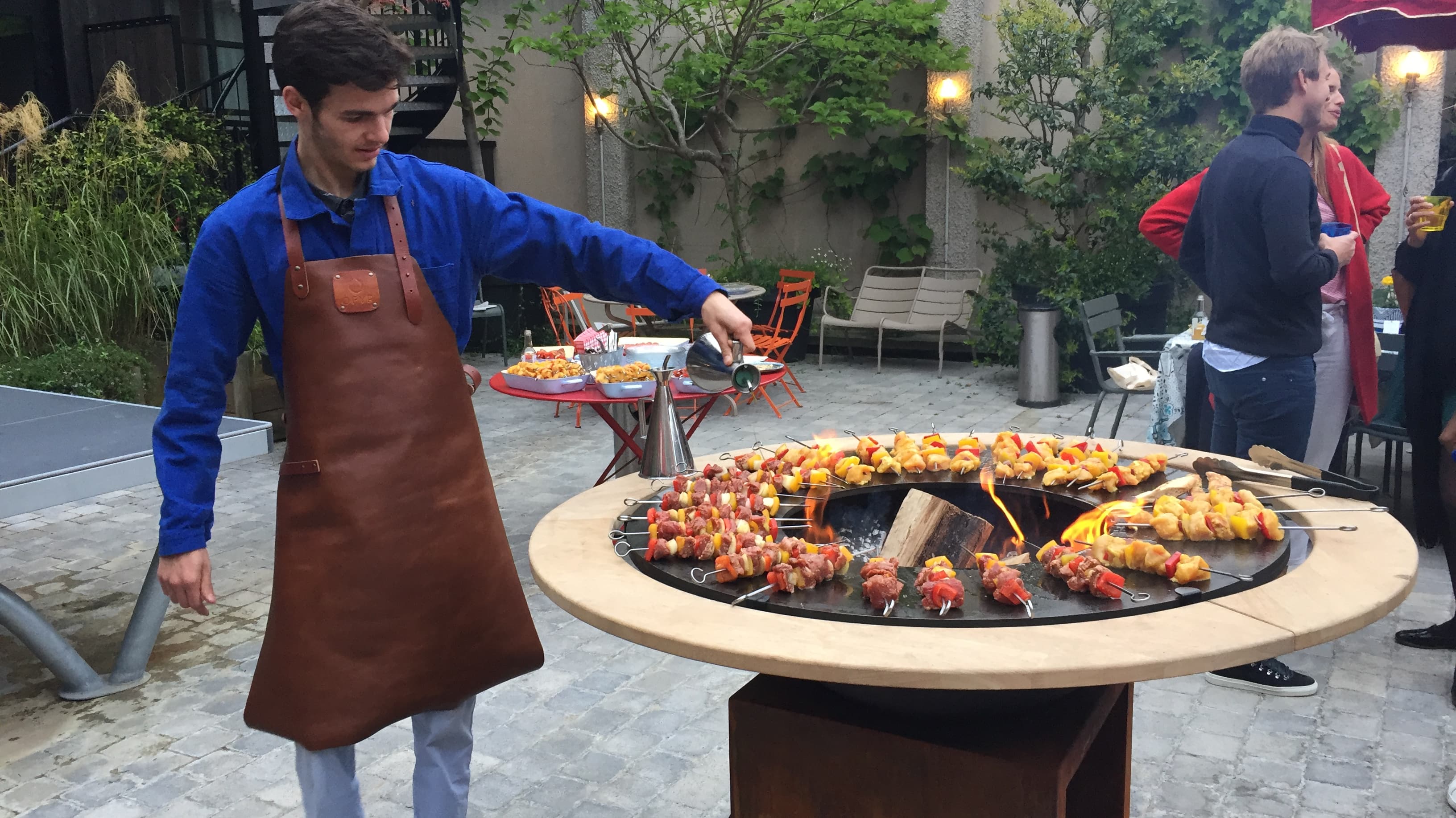 Cet été, le Mob Hotel propose des soirées barbecue sur sa terrasse.