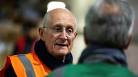 Le PDG de La Poste Philippe Wahl lors d'une visite du centre Collissimo du Thillay, dans le Val-d'Oise, le 5 décembre 2024