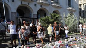 Des fleurs pour l'hommage aux victimes de la tuerie de Nice, le 17 juillet.