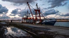 Le chalutier écossais de pêche à la coquille Saint-Jacques "Cornelis-Gert Jan", sur le point de quitter le port du Havre, dans le nord de la France, le 3 novembre 2021 