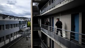 Les agents de la police municipale inspectent et vérifient que les habitants ont quitté l'immeuble « Le Carrare » à Echirolles le 26 septembre 2024