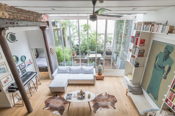 La terrasse privative de ce loft situé dans le 10e arrondissement de Paris s'étend sur 12m² et donne sur le séjour. Un bien immobilier de 112m2 proposé au prix de 1,6 millions d'euros. La terrasse privative de ce loft situé dans le 10e arrondissement de Paris s'étend sur 12m² et donne sur le séjour. Un bien immobilier de 112m2 proposé au prix de 1,6 millions d'euros.