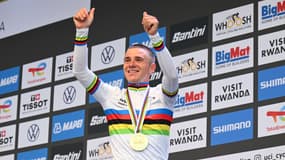 Remco Evenepoel après sa victoire au contre-la-montre des championnats du monde à Kigali le 21 septembre 2025