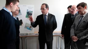 Le président de la République François Hollande visite un établissement public d'insertion de la Défense (Epide) à Alençon, 27 avril 2015. 