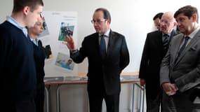 Le président de la République François Hollande visite un établissement public d'insertion de la Défense (Epide) à Alençon, 27 avril 2015.