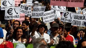Des dizaines de milliers d'Espagnols, ici à Madrid, ont pris part à des rassemblements à travers le pays, dimanche, pour protester contre le "Pacte de stabilité et de croissance" de la zone euro, mais aussi contre la gestion de la crise économique par la