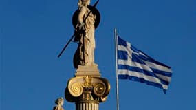 La Grèce prépare de nouvelles mesures d'austérité qui lui permettront d'obtenir un plan d'aide d'urgence de plusieurs milliards d'euros lui évitant de faire défaut sur sa dette, ce qui a soulagé les marchés financiers jeudi mais suscite la colère des synd