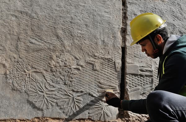 L'un des huit bas-reliefs en marbre découverts à Mossoul (Irak), datant de 2700 ans