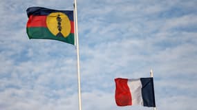 Les deux drapeaux représentant la Nouvelle-Calédonie (photo d'illustration).