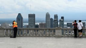 Quelques touristes au belvédère du Mont Royal, dans le centre de Montréal, le 29 juillet 2020 au Canada