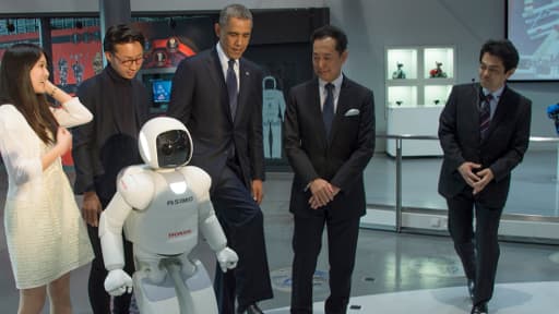 Barack Obama et Asimo, mercredi, à Tokyo.