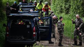 Des gendarmes français participent aux opérations de recherche visant à retrouver la joggeuse Agathe Hilairet, 28 ans, disparue à Vivonne, dans l'ouest de la France, le 13 avril 2025.
