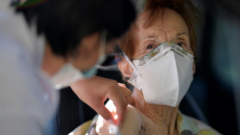 Une femme âgée se fait vacciner contre le Covid-19, le 1er mai 2021 à Belo Horizonte, au Brésil. (PHOTO D'ILLUSTRATION)