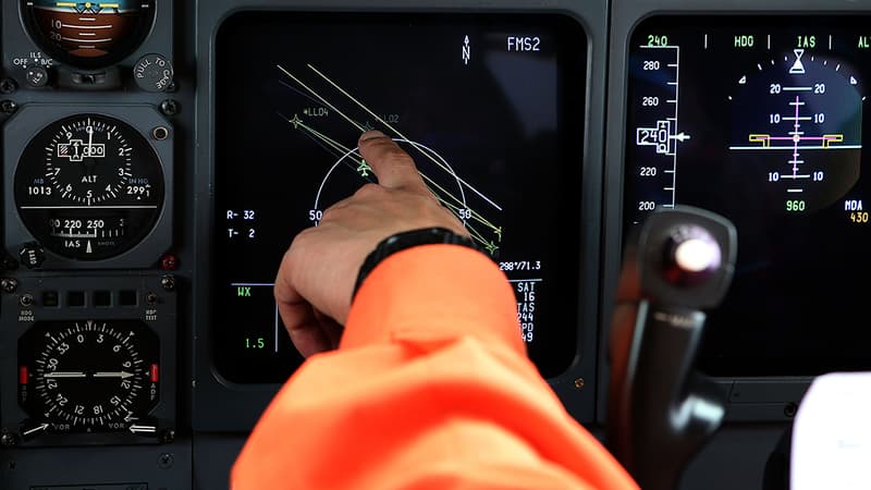 Un pilote d'un avion de recherche pointe son radar. Le vol MH370 a disparu le 8 mars au large de l'océan Indien. Il est depuis introuvable.