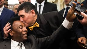 Diego Maradona embrasse Pelé en décembre 2017
