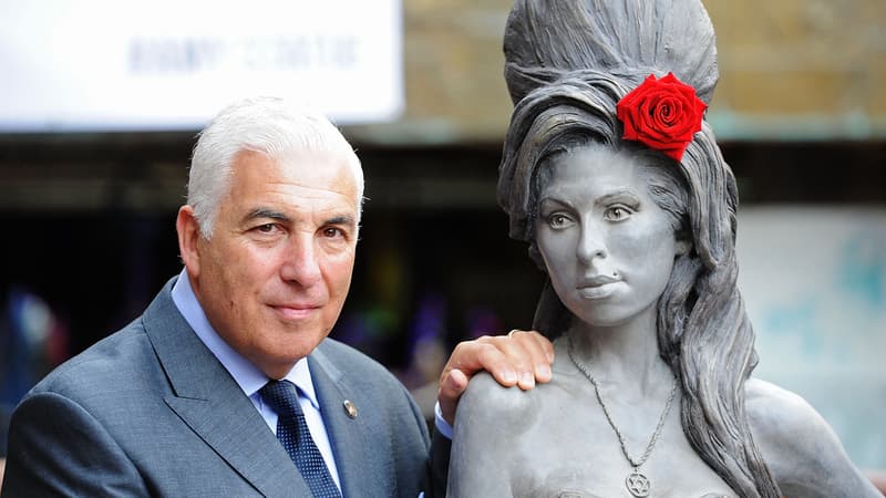 Le père d'Amy Winehouse va devoir payer près d'un million de livres à deux amies de sa fille