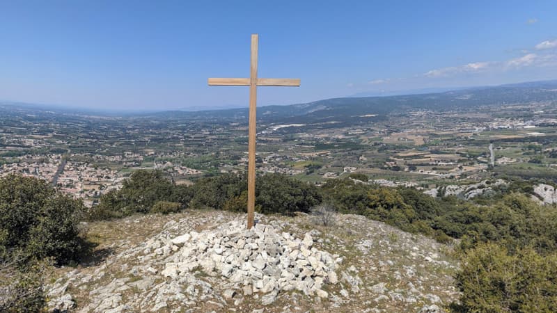 La jugeant contraire à la loi de 1905, la justice administrative ordonne au maire d'un village du Vaucluse de déplacer une croix en bois