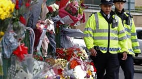 A Woolwich, au sud-est de Londres où un militaire britannique a été tué à l'arme blanche. Une commission parlementaire va enquêter sur cet assassinat pour déterminer si les services de renseignement auraient pu prévenir cette agression responsable d'un vi