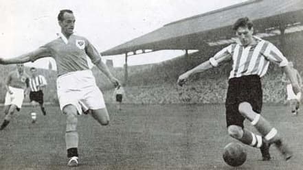 Harry Johnston (à gauche), le défenseur central anglais martyrisé par le Hongrois Nandor Hidegkuti en novembre 1953 à Wembley Harry Johnston (à gauche), le défenseur central anglais martyrisé par le Hongrois Nandor Hidegkuti en novembre 1953 à Wembley