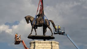 Le déboulonnage de la statue du général Lee en Virginie (États-Unis) le 8 septembre 2021.