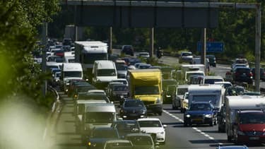 Changer de file ne sert à rien, car la file voisine n'avance pas plus vite, ce n'est qu'une impression.