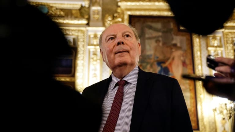 Le président des sénateurs centristes, Hervé Marseille, répond à la presse pendant les débats sur le projet de loi immigration au Sénat, le 7 novembre 2023 à Paris