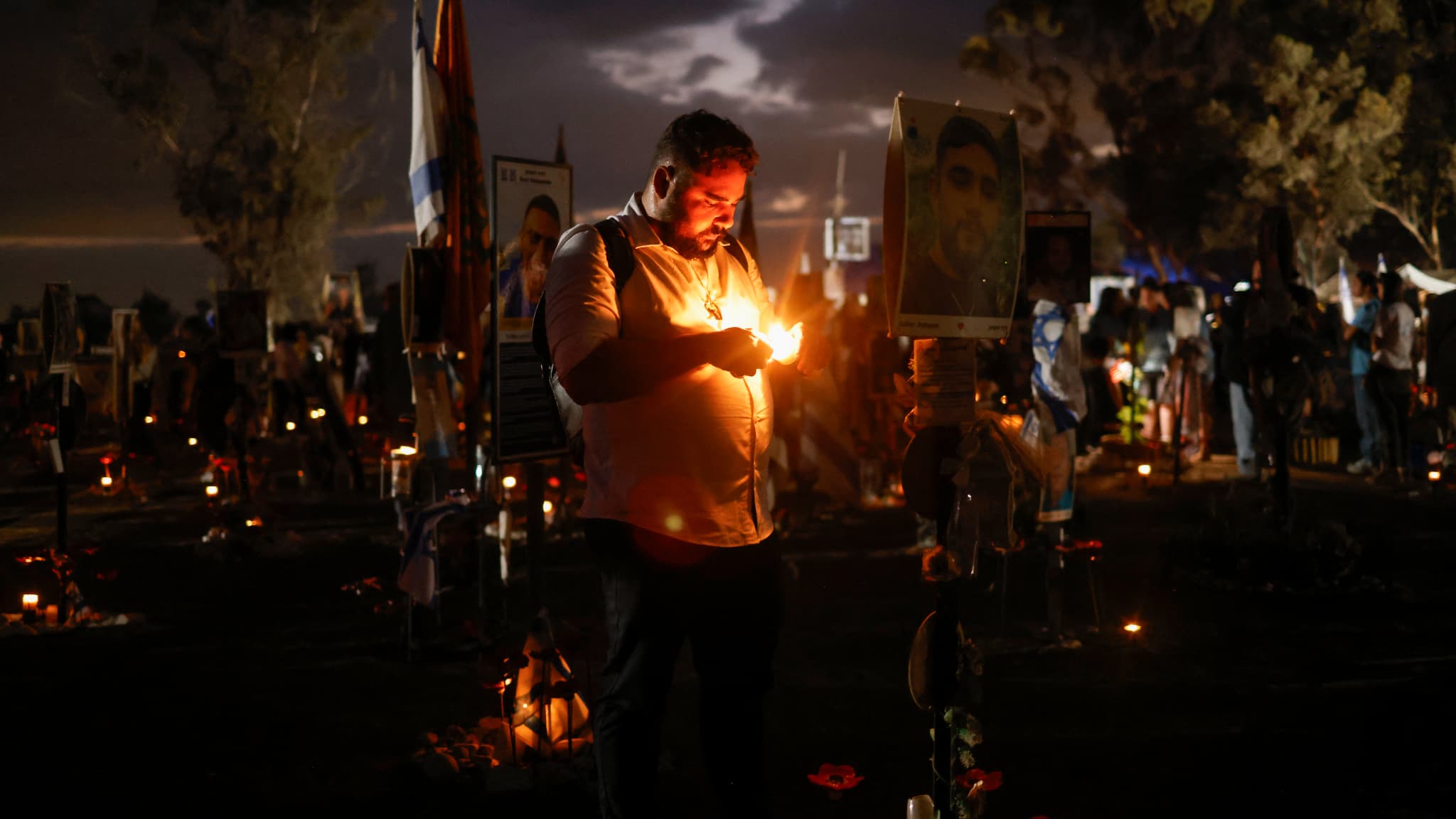 Un homme allume une bougie pour commémorer les attaques du Hamas du 7 octobre 2023, le 7 octobre 2024 à Réïm en Israël.