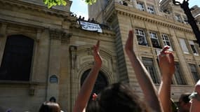 Manifestations d'étudiants devant la Sorbonne, à Paris, le 14 avril 2022, pour alerter sur les questions sociales et écologiques avant le deuxième tour de l'élection présidentielle du 24 avril 2022