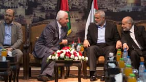Moussa Abu Marzuk (à gauche), membre du Hamas, le chef de la délégation de l'OLP, Azzam al-Ahmad (deuxième à gauche), Ismail Haniya, le Premier ministre du Hamas dans la bande de Gaza et le chef adjoint de l'Autorité palestinienne Ahmad Bahar (à droite)