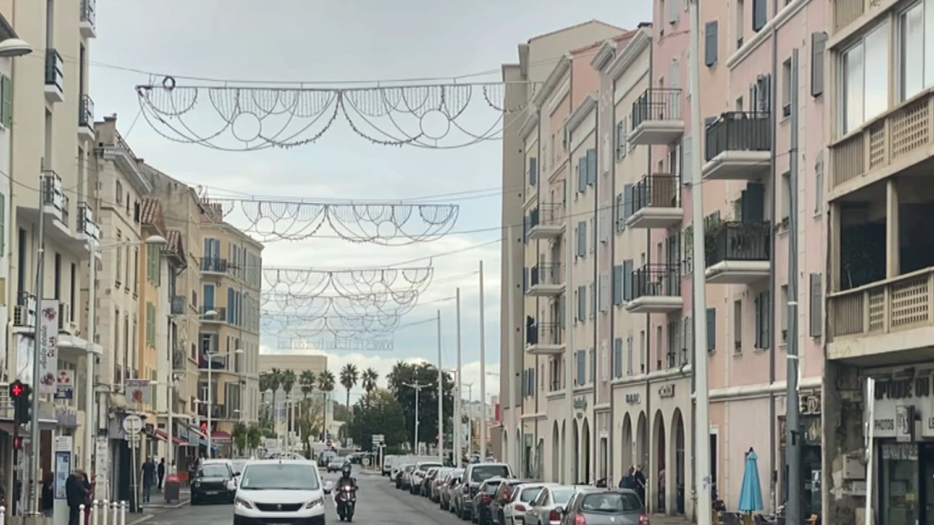 Les décorations pour les fêtes de fin d'année déjà installées mi-septembre sur l'avenue du 15e corps à Toulon