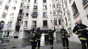 Dix-sept personnes ont été sérieusement blessées dans un incendie survenu dimanche dans un immeuble du XXe arrondissement de Paris. /Photo prise le 27 mai 2012/REUTERS/Julien Muguet