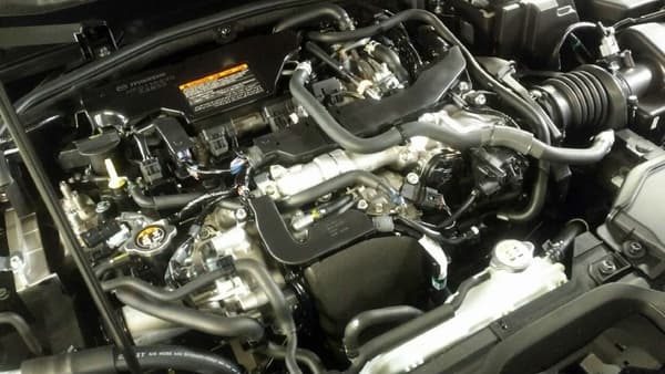 Comme la nouvelle Mazda 3, le CX-30 est équipé du nouveau moteur Skyactiv-X. L'ambition du constructeur japonais est de rester sobre en CO2 et consommation, tout en affichant un ADN technologique pour aller titiller les premium.