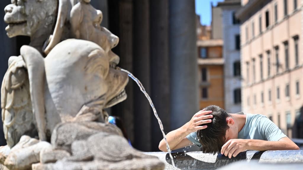Un garçon se rafraîchit à la fontaine de la Piazza della Rotonda à Rome le 11 juillet 2023.