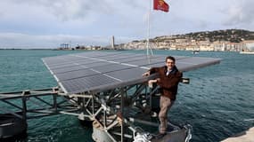 Le président et fondateur de la société Solarinblue, Armand Thiberge, pose à côté des premières unités solaires flottantes du port de Sète, dans le sud de la France, qui seront déployées en pleine mer le 17 mars 2023. Conçues et fabriquées en France par la société Solarinblue, ils alimenteront en électricité le port de Sète.