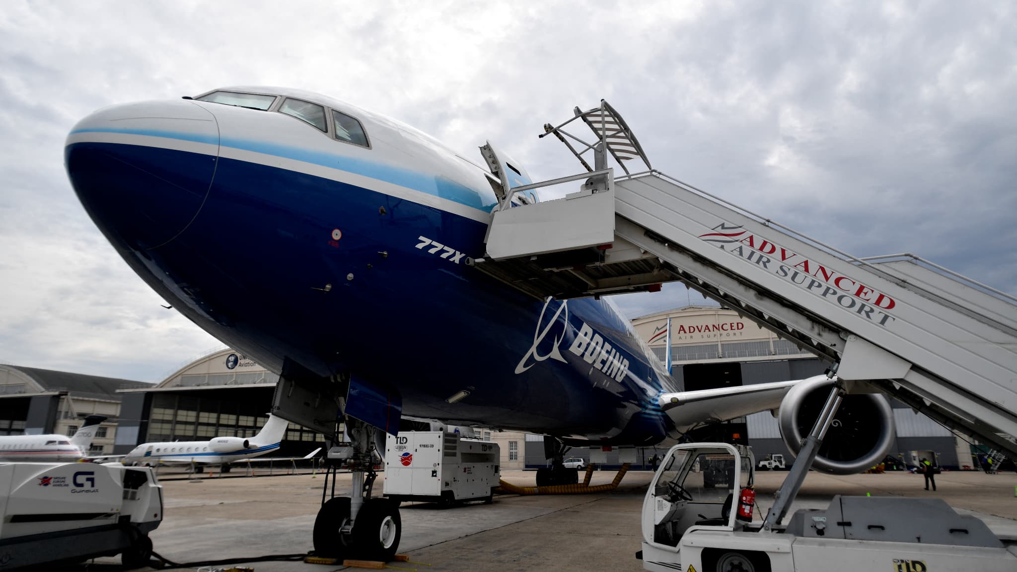 BOEING: LA CERTIFICATION DU 777X PREND ENCORE DU RETARD, LES LIVRAISONS REPORTÉES À 2026