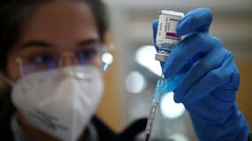 Une infirmière remplit une seringue avec une dose du vaccin du laboratoire AstraZeneca à Vigo en Espagne, le 13 mars 2021