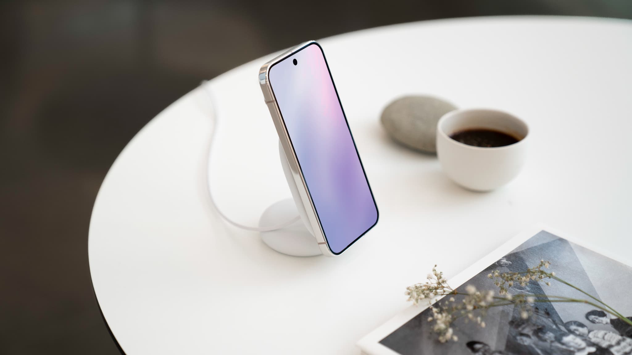 Le Pixelsnap avec stand permet de poser son smartphone en mode vertical ou horizontal lors de la recharge.