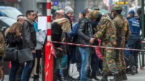 Au lendemain des attentats, le métro bruxellois est étroitement surveillé par les militaires qui fouillent tous les voyageurs.