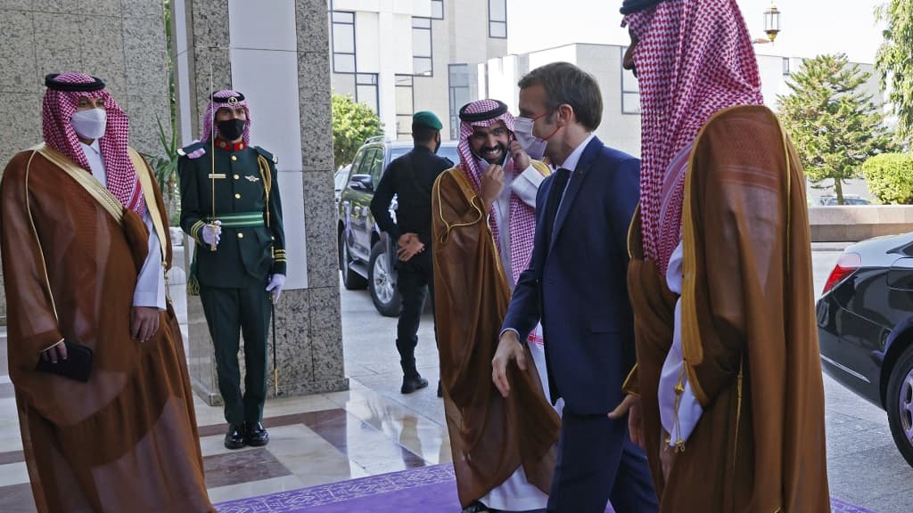 Emmanuel Macron et Mohammed ben Salmane, en Arabie Saoudite, le 4 décembre 2021. Emmanuel Macron et Mohammed ben Salmane, en Arabie Saoudite, le 4 décembre 2021.