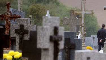 Un homme dans le cimetière de Médréac, en Bretagne, le 1er novembre 2013. (image d'illustration)