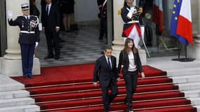La droite française se prépare à une ère troublée de refondation après le retrait de Nicolas Sarkozy, ici lors de son départ de l'Elysée en compagnie de Carla Bruni-Sarkozy, quel que soit le résultat d'élections législatives aux ressorts incertains. /Phot