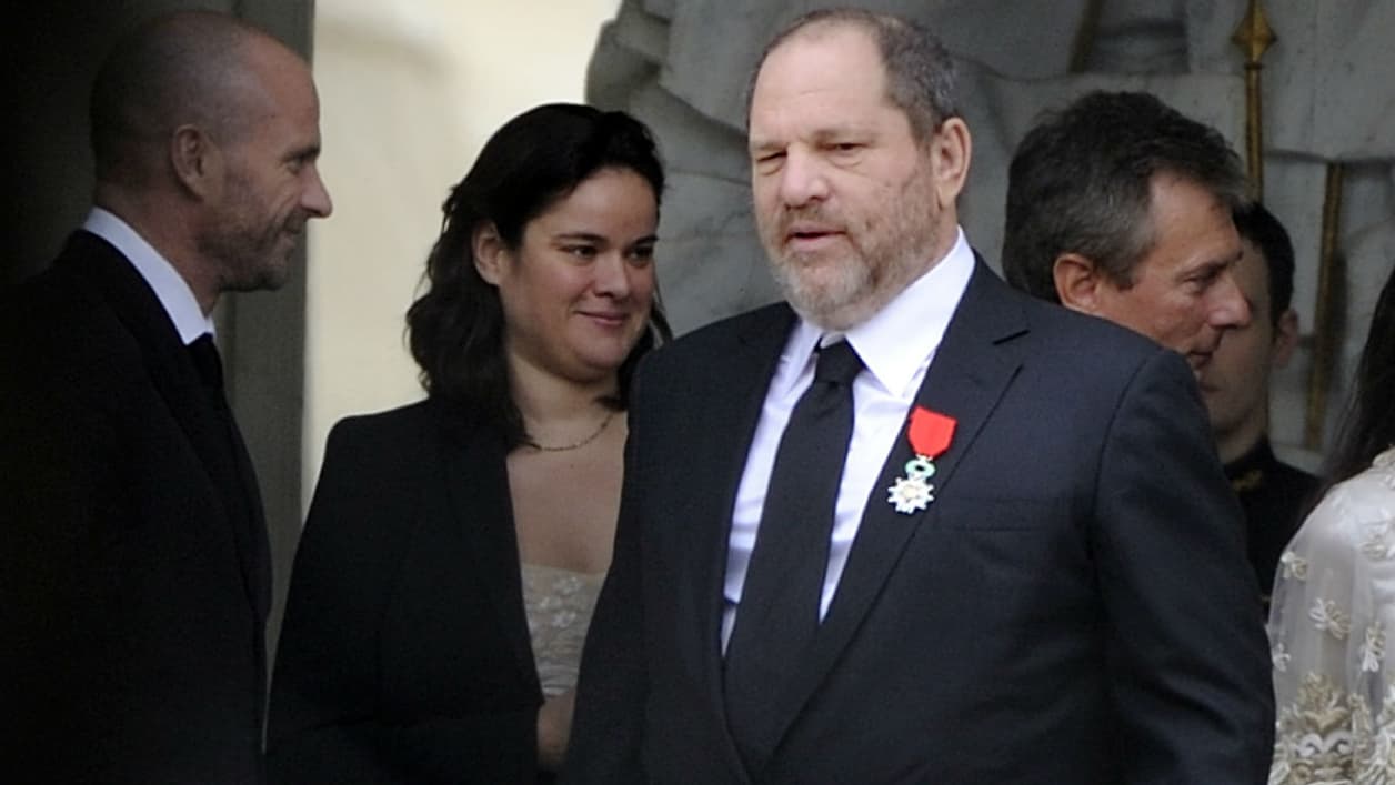 Harvey Weinstein arborant la Légion d'honneur après avoir été décore à l'Élysée en 2012. Harvey Weinstein arborant la Légion d'honneur après avoir été décore à l'Élysée en 2012.