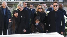 Laeticia, Jade, Joy, Laura et David lors de l'enterrement de Johnny