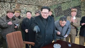 Photo non datée publiée le 4 mars 2016 par l'agence officielle nord-coréenne KCNA montrant le dirigeant nord-coréen Kim Jong-Un (c) lors d'une inspection militaire