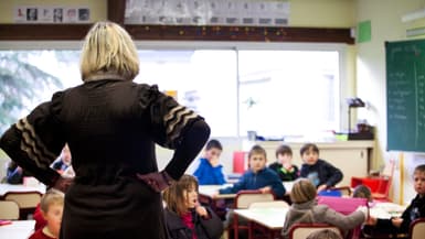 ILLUSTRATION - Une enseignante face à une classe de primaire à Cerny dans l'Essonne.